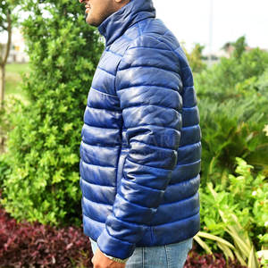 Chaqueta Acolchada de Cuero de Alta Calidad con Ajuste Cómodo, Acolchado Grueso y Exterior Resistente - Product Image 5