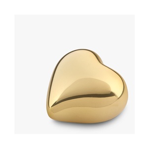 Cette urne funéraire sereine offre un récipient de forme artisanale conçu pour chérir et protéger les cendres bien-aimées avec une grâce réfléchie. - Product Image 6