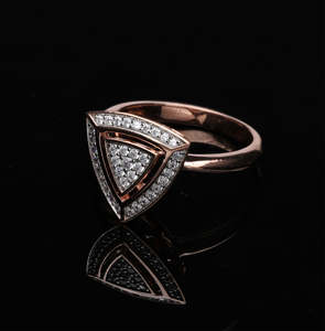 Bague en or 14 carats avec diamant naturel au design trillion géométrique moderne avec diamants ronds pavés dans un cadre triangulaire superposé - Product Image 5