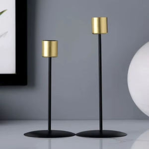 Support conique en métal artistique élégant pour table de chambre à coucher améliorant l'ambiance nocturne avec une douce lueur de bougie - Product Image 1