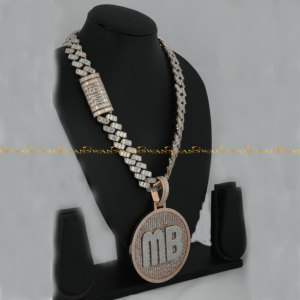 Colgantes de letras de diamante de moissanita clarificada VVS con esta cadena cubana de encanto en oro sólido de 10kt para un aspecto de lujo - Product Image 6