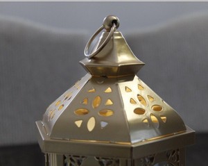 Lanterne de Ramadan en métal finition or avec panneaux en forme de croissant de lune, lumière douce de bougie, décoration festive élégante et cadeau attentionné - Product Image 2