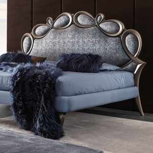 Meubles de chambre à coucher classiques européens Kyra en bois d'acajou fait main avec finition antique, rangement, couleur personnalisée, inspiration antique - Product Image 2