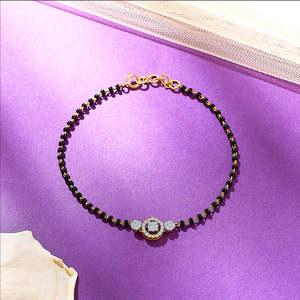 Pulsera flexible de oro amarillo con diamantes esféricos para mujer - Product Image 1