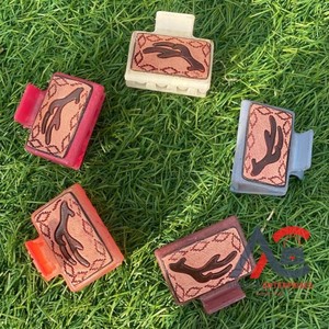 Nouvelle arrivée vente chaude Western élégant à la main usiné en cuir gravé pinces à cheveux en cuir griffe accessoires de cheveux pour les femmes - Product Image 1