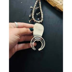 Collier Squash Blossom en turquoise noire et argent sterling, fait main par des artisans Navajo, bijou culturel de collection - Product Image 5