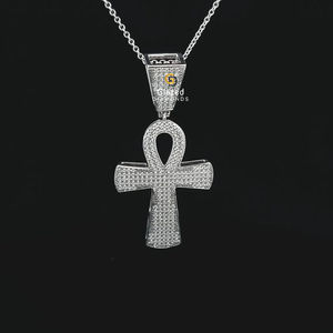 Colgante de Cruz de Jesús para amantes del hip hop hecho en oro blanco de 10kt con diamantes de moissanita de corte brillante redondo - Product Image 2