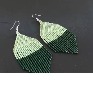 Boucles d'oreilles pendantes en perles de rocaille unisexes faites à la main de style Huggie 2 tailles pour boucles d'oreilles de fiançailles avec pompon bijoux pour femmes - Product Image 3
