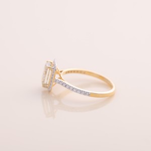 Anillo de Plata de Ley 925 con Halo de Diamantes Amarillos de Corte Esmeralda de 1.5ct y Tallo Dividido - Product Image 2