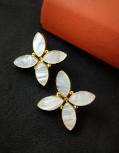 Pendientes Colgantes Chapados en Oro con Perlas, Joyería Elegante Hecha a Mano para Mujer - Product Image 2
