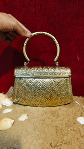 Bolso de Mano de Metal Dorado Hecho a Mano en India, Bolso de Lujo para Mujer para Fiestas Nocturnas y Bodas con Detalles Tradicionales - Product Image 4