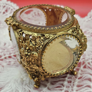 กล่องแก้วใสมีมุมเอียงทำจากทองเหลืองขนาดกำหนดได้เองสีทองมีลายนูนออกแบบให้เป็นเครื่องประดับสำหรับจัดเก็บแหวนของที่ระลึกกล่องเครื่องประดับ - Product Image 4