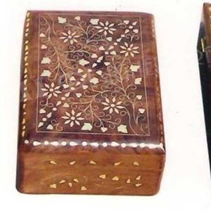 Joyero de madera hecho a mano con acabado pulido tallado floral utilizando técnicas tradicionales para almacenar pequeños tesoros - Product Image 1