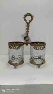 Latón y vidrio, parecen ser un artículo decorativo y funcional para una mesa de comedor o cocina. - Product Image 5