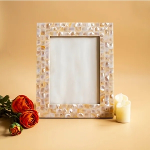 Cadre photo en nacre fait main unique en son genre avec logo personnalisable pour un charme artisanal - Product Image 1