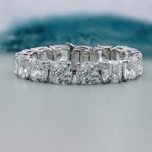 Bracelet tennis en or blanc avec diamants taille carrée - Accessoire de bijouterie tendance - Product Image 1