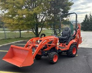 Tractor Kubota Serie BX23S Compacto 4x4 con Motor de Ruedas, Rodamientos y Transmisión Automática, Caja de Cambios Agrícola Confiable - Product Image 1