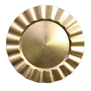 Assiette de présentation en laiton artisanale de style antique avec des motifs floraux complexes pour la décoration de table à manger de luxe dans les maisons classiques - Product Image 5