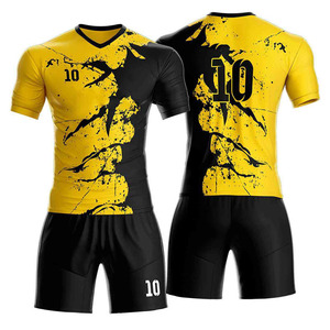 Vente en gros de kits d'uniformes de football personnalisés à impression numérique, dernières conceptions de maillots, vêtements d'équipe de football pour hommes, noir et jaune - Product Image 1