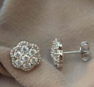 Boucles d'oreilles en argent de style floral Moissanite Testeur de conception de fleurs délicates Approuvé Tous les bijoux en moissanite - Product Image 4