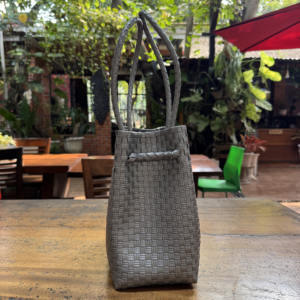 Bolsa tejida hecha a mano Material plástico Premium Accesorio de moda elegante para adultos con patrón Lurik Tejido reciclado de Indonesia - Product Image 6