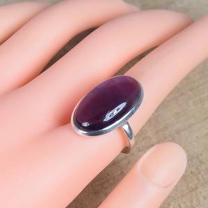 Anillo hecho a mano de plata 925 para mujer, piedra preciosa de amatista de corte ovalado, joyería fina para uso diario - Product Image 4