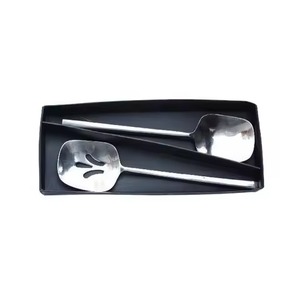 ชุดเสิร์ฟสลัดช้อนส้อมมีด้ามจับเหล็กขัดเงาลายดอกไม้ที่ทันสมัย - Product Image 3