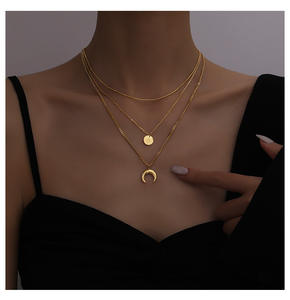 สร้อยคอแฟชั่นผู้หญิง ชุบทอง 18K สแตนเลสสตีล แบบช่องใส่จี้ พร้อมจี้รูปพระจันทร์ - Product Image 5