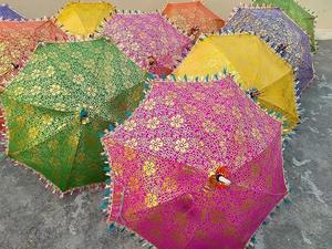 Parapluie décoratif en tissu de soie imprimé doré de haute qualité pour la décoration de fête de l'événement Haldi Mehndi Sangeet - Product Image 3