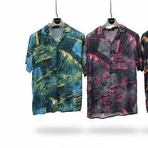 Camisa de manga corta para hombre con estampado moderno – Corte relajado, tela ligera, diseño elegante de verano para uso informal, atuendo festivo - Product Image 1