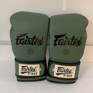 นวมชกมวย Fairtex คุณภาพสูงสุด หนังแท้สีเขียว น้ำหนักเบา กันน้ำ แบบผูกเชือก สำหรับฝึกซ้อมและแข่งขัน MMA มวยไทย - Product Image 3