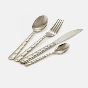 Juego de cubiertos plateados de acero inoxidable con mango de nuevo diseño de plata mate de acero inoxidable de lujo del fabricante - Product Image 1