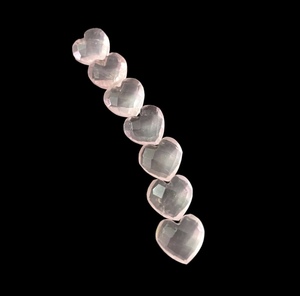 Cuentas de piedras preciosas en forma de corazón Briolette talladas a mano de corazón de cuarzo rosa natural para hacer joyas - Product Image 2