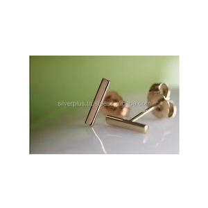 ขายต่างหูสตั๊ดบาร์เรียบง่ายทองเหลือง 14k - Product Image 5