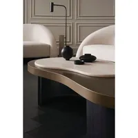Table basse Caracole Modern Principles contrastée avec matériaux mixtes