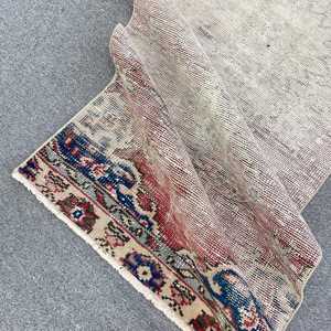 Tapis turc vintage 2,3x6,3 pi (69x191 cm), tapis en laine rouge camouflage - Product Image 4