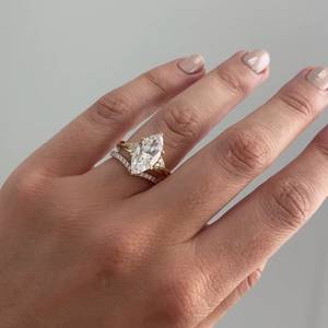 Anillo de Compromiso con Diamante de Laboratorio Marquise de 3.60 Quilates Certificado por IGI con Banda Cruzada - Product Image 4