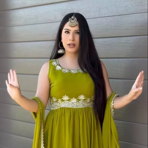 Conjunto de Fiesta para Bodas, Top de Georgette Sintética con Bordado de Hilo y Lentejuelas, Palazzo con Borde de Encaje de Georgette Sintética y Dupatta - Product Image 1