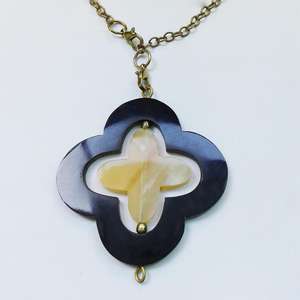 Collier pendentif en corne de buffle fait main - Forme de trèfle à quatre feuilles avec un centre en corne crémeuse sur une chaîne en laiton antique - Product Image 3