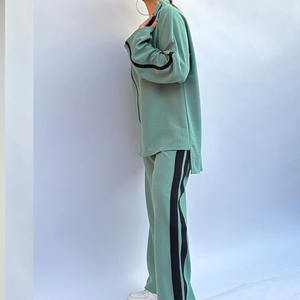 ชุดเซ็ตเสื้อฮู้ดและกางเกงวอร์มผ้าฟลีซสำหรับผู้หญิง สไตล์สตรีทแวร์ฤดูหนาว พร้อมโลโก้สั่งทำ ผ้าฝ้าย 100% - Product Image 2