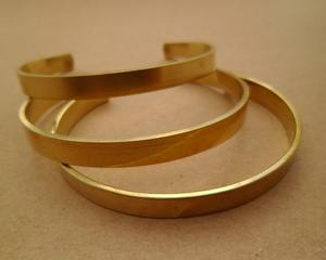 Bracelet manchette minimaliste fait main en laiton plaqué or, design personnalisé, durable, pour mariage - Product Image 4