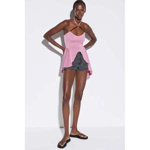 เสื้อเบลาส์แขนสั้นคอกลมลำลอง 100% โพลีเอสเตอร์ พร้อมดีเทลห่วงผูกคอ - Product Image 1