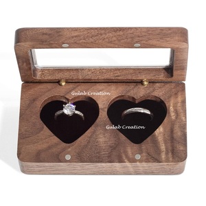 Porte-anneau à double cœur en bois poli pour mariage et fiançailles Boîte à bagues de décoration élégante - Product Image 2
