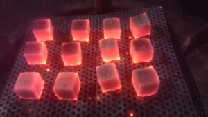 Profitez de l'arôme des cubes de charbon de bois de noix de coco indonésienne pour Shisha - Product Image 3