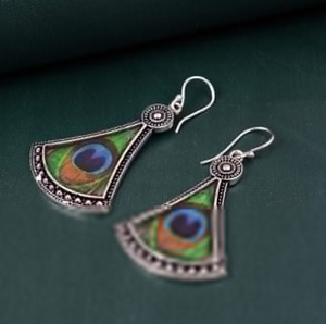 Boucles d'oreilles pendantes bohèmes en laiton plaqué argent avec incrustation de plumes de paon naturelles, style vintage, pour femmes, vente en gros, OEM et ODM - Product Image 6