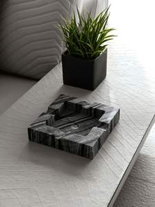 Cendrier de table décoratif de luxe contemporain carré sans fumée en résine fait main - Product Image 2