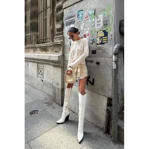 เสื้อสเวตเตอร์ถักโครเชต์คอวีทรงสูงถึงเข่าของคาลีย์ 1298-25 - Product Image 4