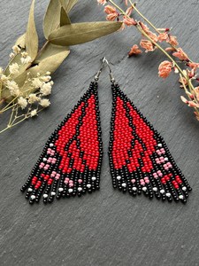 Boucles d'oreilles ailes de papillon perlées noires et rouges longues franges faites à la main Boho et bijoux indigènes cadeau mignon et unique pour elle - Product Image 4