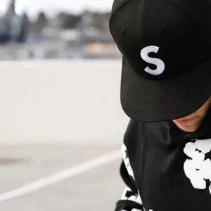 Sudadera con Capucha de Algodón para Hombre, Diseño Nuevo y de Alta Calidad, Estilo Urbano, Regalo, con Estampado de Desgarro y Diseño de Desgarro, Color Negro - Product Image 1