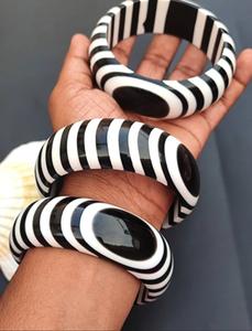 Bracelets en résine noire vibrante Mughal Majesty Bracelets de mode inspirés du patrimoine indien avec bande blanche - Product Image 2